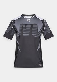 Camiseta atlética preta de manga curta com riscas cinzentas, detalhe de logótipo no peito, decote redondo e tecido que afasta a humidade para uso ativo.