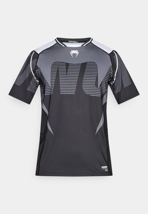 Camiseta deportiva negra de manga corta con rayas grises, logotipo en el pecho, cuello redondo y tejido que absorbe la humedad para uso activo.