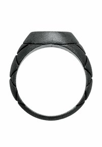 Anello nero con texture, dotato di una superficie interna liscia e un design geometrico caratterizzato da segmenti angolati lungo il bordo esterno.