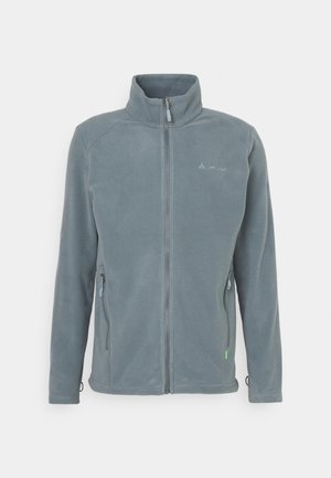 Fleecejacke in Hellgrau mit hohem Kragen, Frontreißverschluss und zwei seitlichen Taschen mit Reißverschluss. Glatte Textur und taillierte Passform.