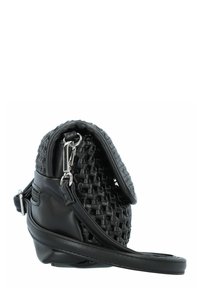 Bolso negro con textura trenzada en la solapa, base de cuero suave, detalles en hardware plateado y correa ajustable.
