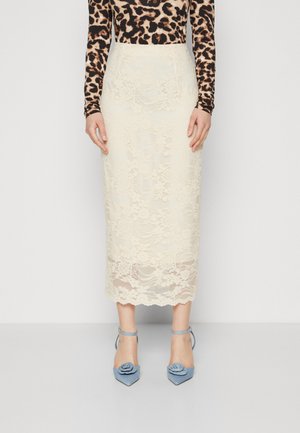 Lace blyantkjole i kremfarge med blomstermønster; bølgekant. Kombinert med lyseblå spissede hæler med rose-detall.