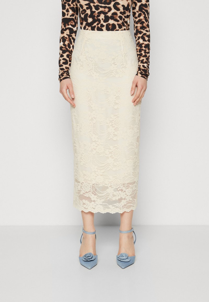 Lace blyantkjole i kremfarge med blomstermønster; bølgekant. Kombinert med lyseblå spissede hæler med rose-detall.