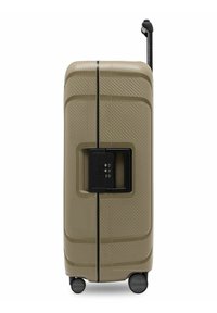 Harde koffer in beige met een getextureerde oppervlakte, zwarte rits en slot, uitschuifbare handgreep en vier wielen voor mobiliteit.
