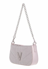 Sac d'épaule en tissu gris tissé avec une base en cuir rose et une bandoulière chaîne, comportant un logo "V" embossé proéminent sur le devant.