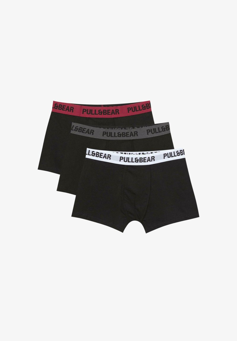 Fekete boxer alsónadrágok, rugalmas derékpánttal vörös, szürke és fehér színben, amelyek mindegyik pántján kontrasztos színű "PULL&BEAR" felirat található.