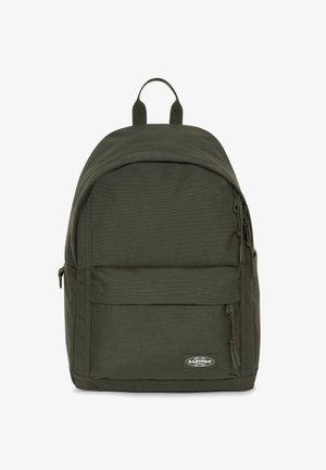 Sac à dos en tissu vert avec un haut arrondi, poche avant avec fermeture éclair et bretelles réglables. Il est doté d'un écusson logo à l'avant.