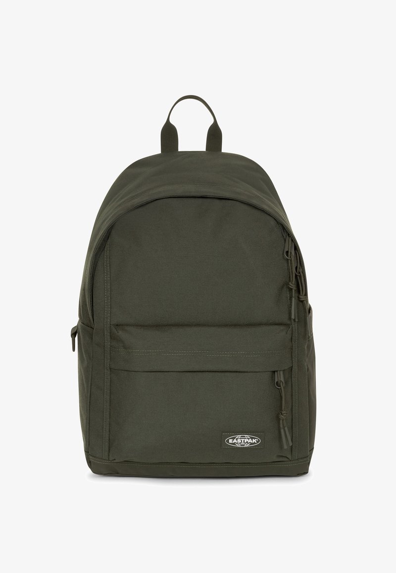 Groene stoffen rugzak met een afgeronde bovenkant, een voorvak met rits en verstelbare schouderbanden. Bevat een logopatch aan de voorkant.