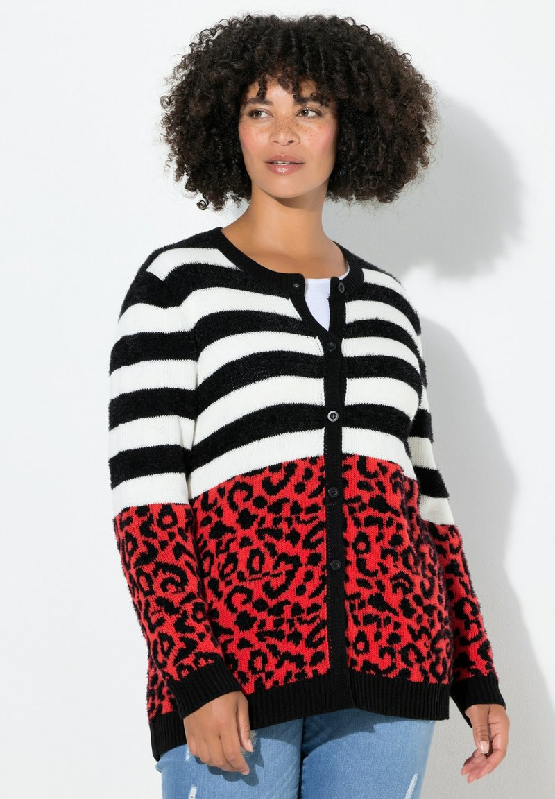 Schwarz-weiß gestreifter Cardigan mit rotem Leopardenmuster im unteren Bereich, ausgestattet mit Knöpfen, gerippten Bündchen und einer weichen Stricktextur.