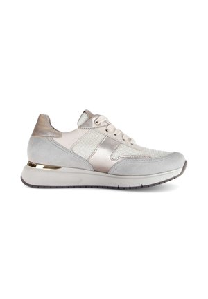 Sport sneakers van lichtgrijs suede en mesh, met een metallic accent en een gevoerde zool voor extra comfort.
