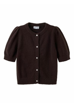 Cardigan marron foncé à manches courtes avec col rond et cinq boutons blancs à motifs floraux sur le devant, en tissu tricoté doux.