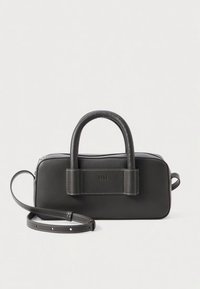 Mala preta de couro com alças arredondadas, fecho de correr e alça ajustável. Apresenta detalhes cosidos e uma forma retangular.