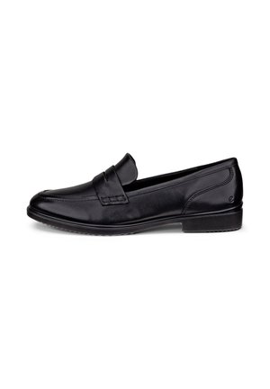 Mocassino da uomo in pelle nera con tacco basso, dettagli cuciti e cinturino decorativo sul collo del piede, mostrato di profilo.