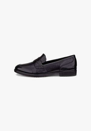 Mocassino da uomo in pelle nera con tacco basso, dettagli cuciti e cinturino decorativo sul collo del piede, mostrato di profilo.