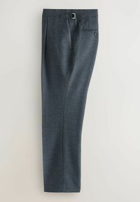 Dunkelblaue maßgeschneiderte Hose aus strukturiertem Stoff, mit Gürtelschlaufen und einer Metall-Schnalle sowie einer Gesäßtasche mit Knopfverschluss.