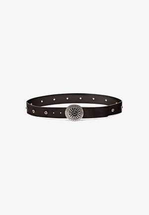 Zwarte leren riem met een zilveren ronde gesp met een zonnestraalontwerp en kleine metalen studs langs de lengte. Gladde, vlakke textuur.