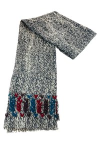 Écharpe tricotée en motif chevron gris et blanc, ornée d'accents floraux tissés colorés en bleu, rouge et bordeaux aux extrémités.