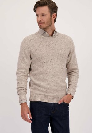 Beige gebreide trui met een gespikkelde textuur, met geribbelde boorden en zoom. Draag het over een overhemd met kraag, gecombineerd met donkere denim jeans.