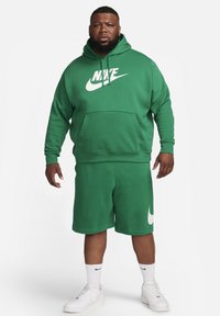Nike Sportswear SPORTSWEAR CLUB - Pantalones deportivos - malachite white white