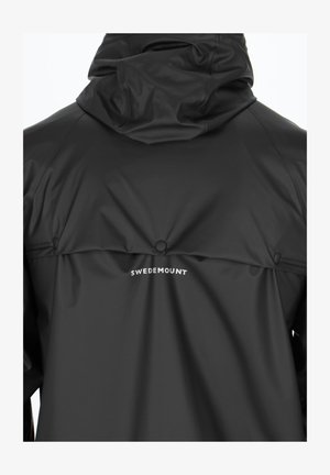 Zwarte waterdichte jas met hoge kraag en capuchon. De achterkant heeft een witte logo tekst "SWEDEMOUNT" en twee drukknoopjes.