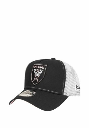 Schwarz-weiße Kappe mit Netzrücken, die ein gesticktes Miami-Logo auf der Vorderseite, ein strukturiertes Design und einen gebogenen Schirm aufweist.