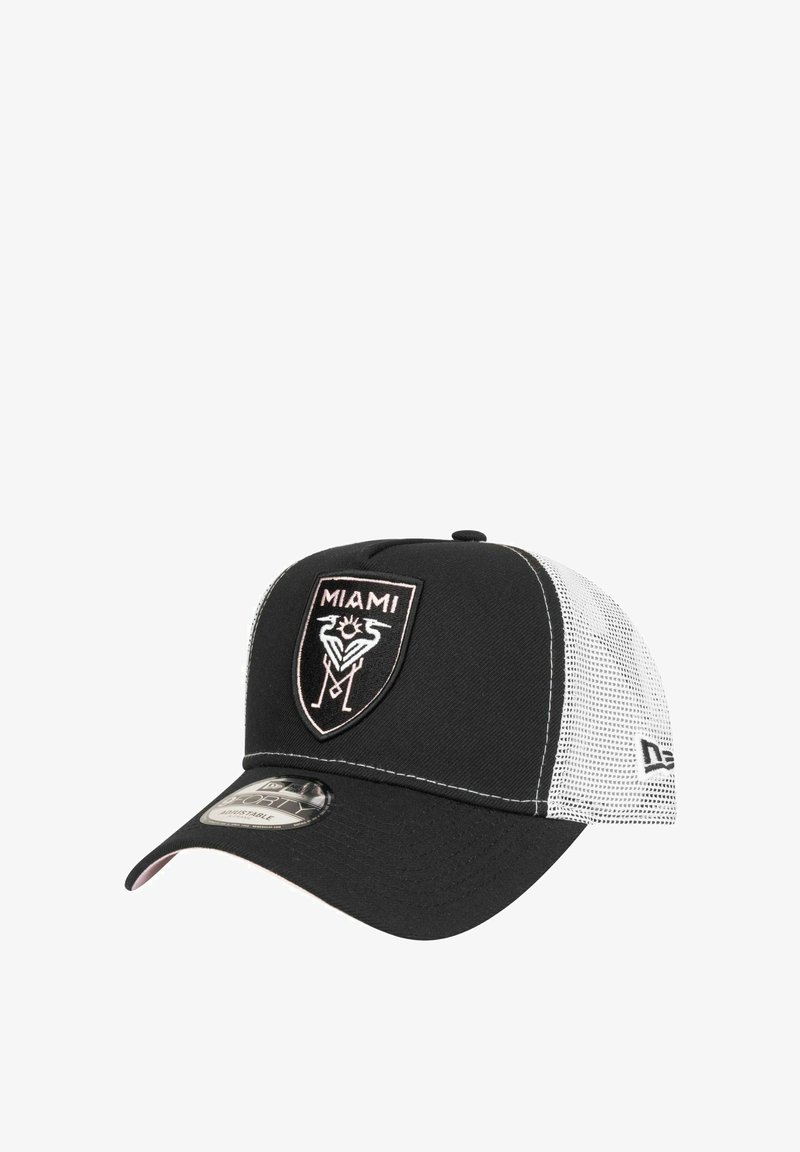 Schwarz-weiße Kappe mit Netzrücken, die ein gesticktes Miami-Logo auf der Vorderseite, ein strukturiertes Design und einen gebogenen Schirm aufweist.