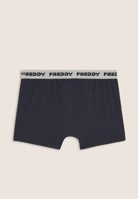 Boxer blu navy realizzati in morbido cotone, con una cintura elastica grigia con la scritta "FREDDY" in nero. Senza motivi o dettagli aggiuntivi.