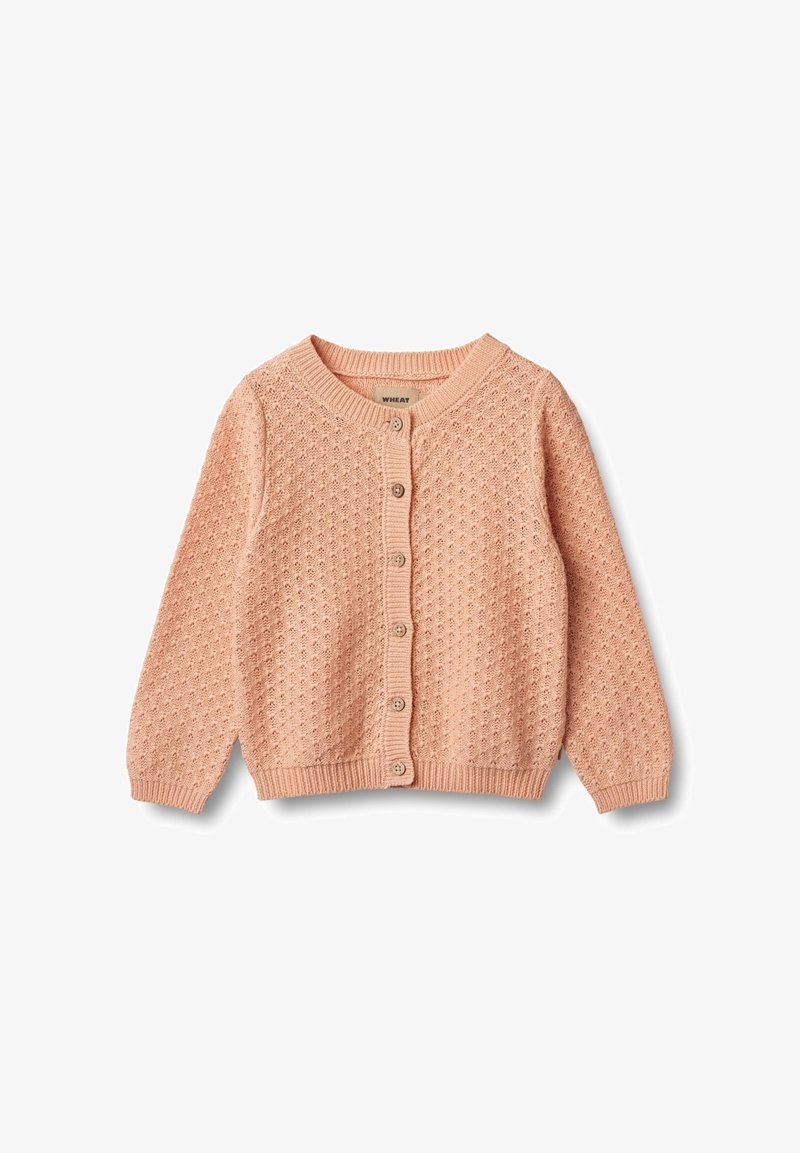 Jasnoróżowy sweter kardigan robiony na drutach z teksturowanym wzorem w kropki, okrągłym dekoltem, zapięciem na guziki z przodu oraz ściągaczami przy mankietach i dolnym brzegu.