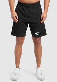 Pantalones cortos atléticos negros con cinturilla elástica y un logo blanco en la pierna izquierda. Textura plana, diseño hasta la rodilla, adecuado para ropa deportiva.