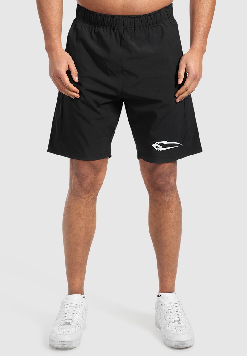 Pantalones cortos atléticos negros con cinturilla elástica y un logo blanco en la pierna izquierda. Textura plana, diseño hasta la rodilla, adecuado para ropa deportiva.