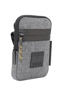 Borsa in tessuto grigio con superficie texturizzata, dotata di una cerniera nera e un passante intrecciato. Include un'etichetta con il marchio sul davanti.