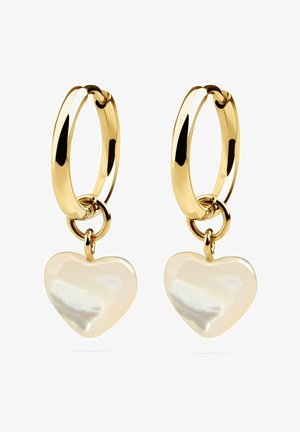 Gyldne hoop øreringe har en hjerteformet charme lavet af iriserende materiale, hængende ved en gylden kæde; glat og poleret overflade.
