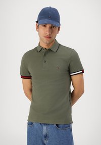 Tommy Hilfiger FLAG CUFF  - Polo - battle green