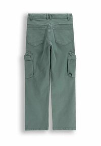 Zielone spodnie cargo wykonane z bawełny, z dwoma kieszeniami bocznymi, tylnymi kieszeniami i luźnym krojem. Tkanina ma gładką fakturę.