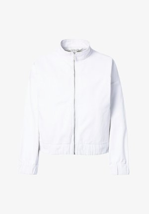 Biała krótka kurtka z wysokim kołnierzem, zamek z przodu, elastycznymi mankietami i gładką strukturą. Prosty design bez widocznych wzorów czy akcentów.