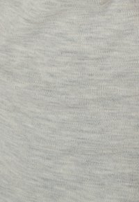 Tejido gris claro con un punto suave y texturizado. Variaciones sutiles en el color crean un efecto jaspeado. Superficie lisa, sin patrones o acentos visibles.