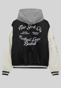 Veste universitaire en noir et blanc avec capuche grise, ornée d'une broderie "New York City Northeast League Baseball" dans le dos.