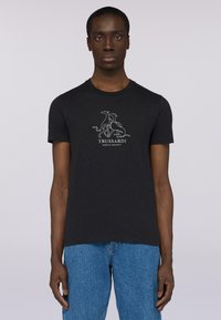 Czarny bawełniany t-shirt z graficznym wzorem przedstawiającym psy oraz napisem "TRUSSARDI GENTLE SOCIETY" w kolorze białym. Okrągły dekolt, krótkie rękawy.