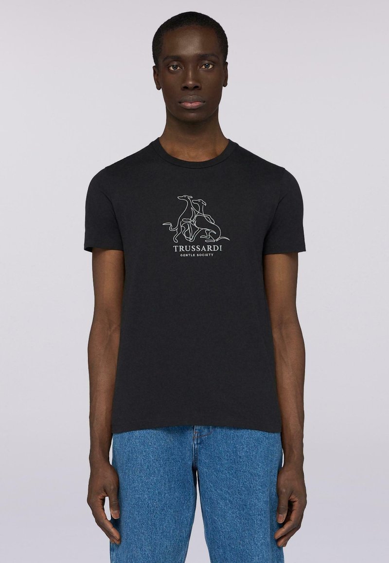 Czarny bawełniany t-shirt z graficznym wzorem przedstawiającym psy oraz napisem "TRUSSARDI GENTLE SOCIETY" w kolorze białym. Okrągły dekolt, krótkie rękawy.