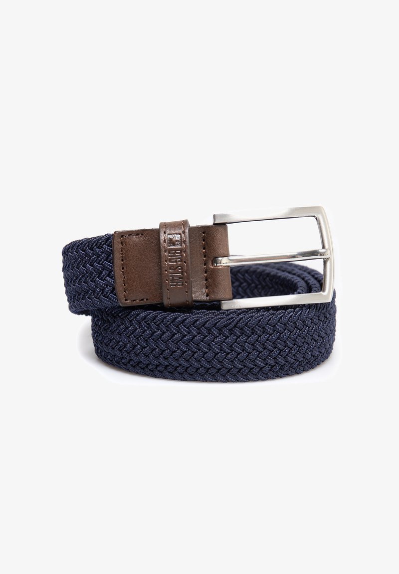 Ceinture en tissu tissée marine avec une patch en cuir marron et une boucle en métal argenté, présentant un motif texturé sur l'ensemble de la sangle.