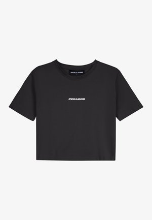 Tricou scurt, negru, fabricat din bumbac, cu mâneci scurte și guler rotund. Inscripția "PEGADOR" imprimată în alb pe piept.