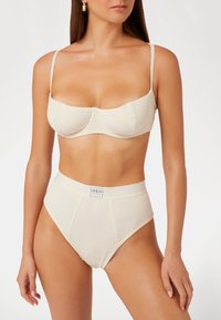 Guess TESSA BRAZILIAN - Klasični kroj - creme