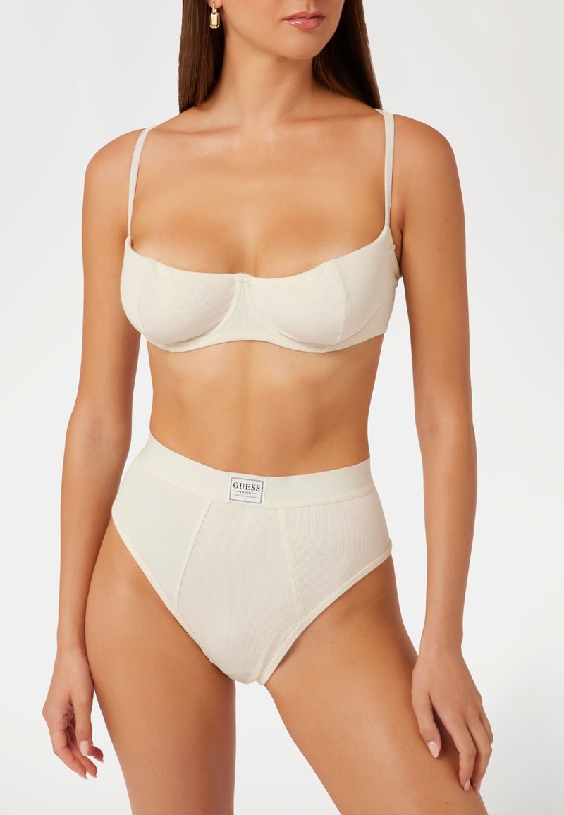 Guess TESSA BRAZILIAN - Klasični kroj - creme
