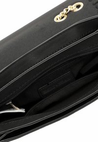 Bolso de mano negro con un exterior liso, acentos en hardware dorado, un bolsillo interior con cremallera y un forro texturizado.