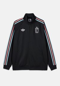Veste noire zippée intégralement avec des rayures bleues et roses sur les manches, logo Adidas blanc sur la poitrine gauche et emblème de blason sur la poitrine droite.