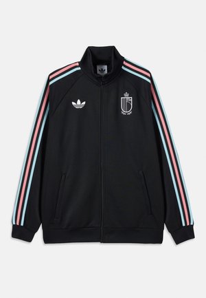 Černá bunda na zip s modrými a růžovými pruhy na rukávech, bílým logem Adidas na levé straně hrudi a znakem na pravé straně hrudi.