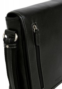 Borsa a tracolla in pelle nera con superficie texture, hardware argentato e tasca con zip sul davanti. Include una robusta tracolla.