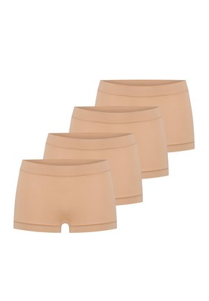 Cztery beżowe, bezszwowe damskie majtki w stylu boyshort ułożone w przesuniętym rzędzie na białym tle.