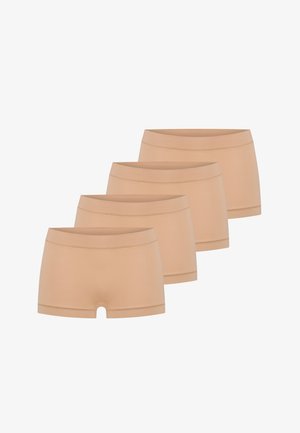 Quatre culottes boyshort pour femmes couleur beige, sans coutures, disposées en rangée décalée sur un fond blanc.