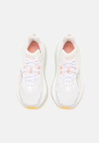 Saucony HURRICANE 24 - Tenisice za cestovno trčanje - white